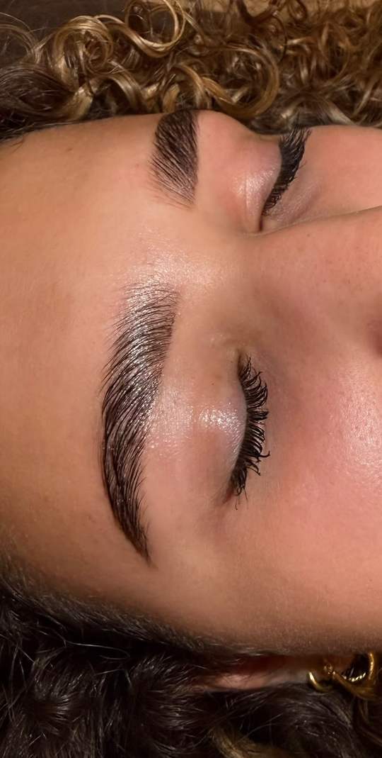 Wenkbrauwen na brow lamination